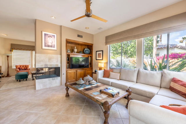 12 Via Elegante, Rancho Mirage CA: https://media.crmls.org/mediaz/c0ba5ca5-62b1-45ff-a1b6-b1862d6d0404.jpg