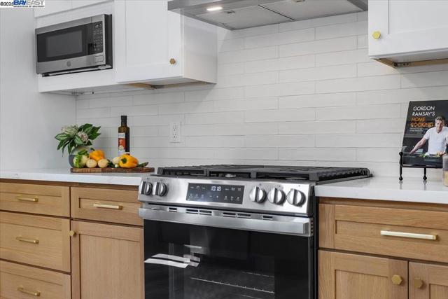 689 Santa Ray Ave, Oakland CA: https://media.crmls.org/mediaz/c0baaa19-0da5-4c4d-a8da-d5c2b6aab98b.jpg