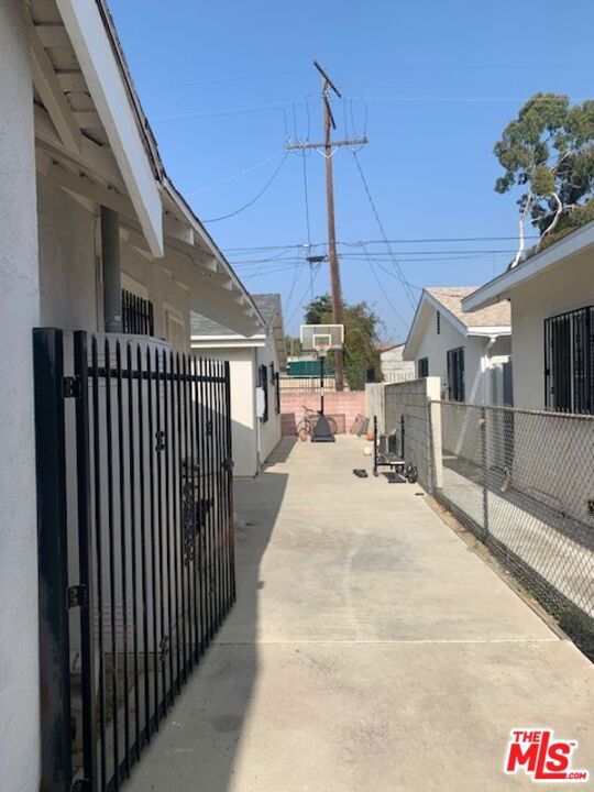 1493 W 47th Street, Los Angeles CA: https://media.crmls.org/mediaz/c0baabc3-8867-40f9-b38b-3328d121254f.jpg