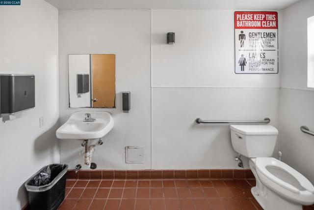 353 24Th St, Richmond CA: https://media.crmls.org/mediaz/c0babc39-9665-4583-9677-8e69f7041c58.jpg