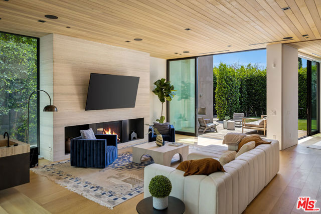 952 N Laurel Avenue, Los Angeles CA: https://media.crmls.org/mediaz/c0baf310-dde4-4494-9160-ba0a0ddd95b6.jpg