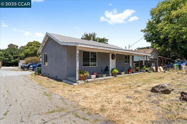 4825 San Pablo Dam Rd, El Sobrante CA: https://media.crmls.org/mediaz/c0bb238f-1181-40f6-ae2f-fa05cceeab99.jpg