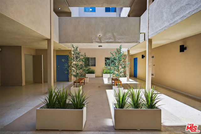 1101 Lincoln Boulevard, Santa Monica CA: https://media.crmls.org/mediaz/c0bc0c3b-11f9-48bd-a3b8-94f75aa139eb.jpg
