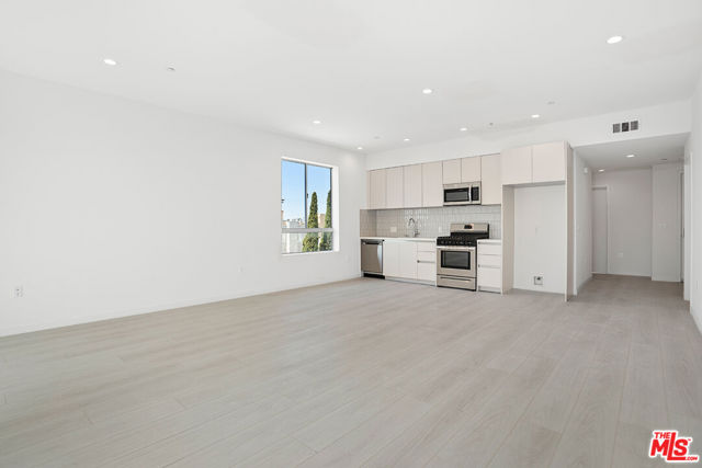 11727 Kiowa Avenue, Los Angeles CA: https://media.crmls.org/mediaz/c0bcb720-c0e5-4fcf-a991-1f7da29d5b4b.jpg