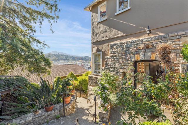 28 Marina Court Dr, San Rafael CA: https://media.crmls.org/mediaz/c0bcca1e-dc62-4185-9af8-25bbb1fd9959.jpg