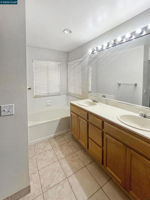 1214 Dover Ln, Tracy CA: https://media.crmls.org/mediaz/c0bdd3f0-56da-4d59-8da8-cc0f130dc136.jpg