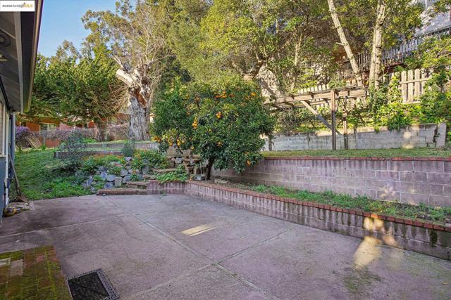 6576 Lucas AVE, Oakland CA: https://media.crmls.org/mediaz/c0beabcd-3107-46da-acce-abf4b7ce9ff6.jpg