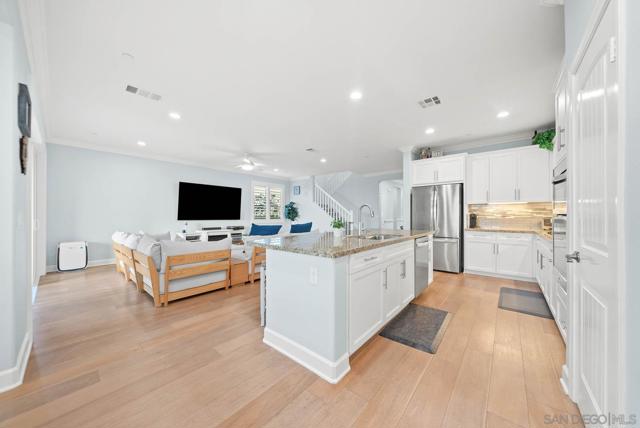 542 Adobe Estates Dr, Vista CA: https://media.crmls.org/mediaz/c0bebe22-b457-44ea-8a70-0d59c3b803da.jpg