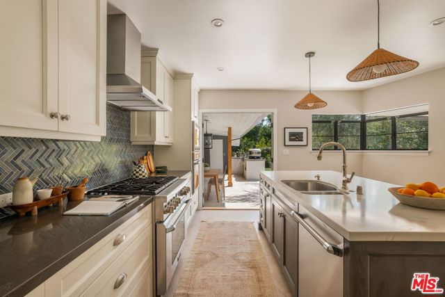 11349 Canton Drive, Studio City CA: https://media.crmls.org/mediaz/c0bf2136-754c-47ab-b180-7ec1b4c67bc3.jpg