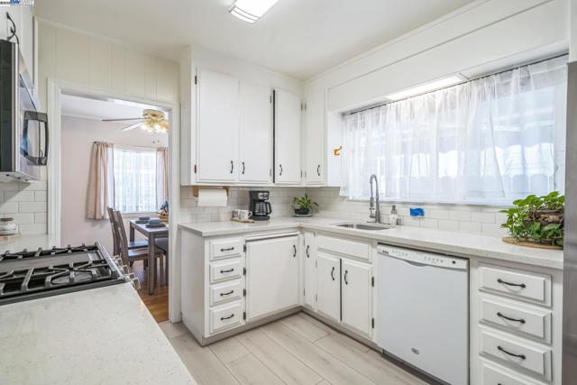 7525 Circle Hill Dr, Oakland CA: https://media.crmls.org/mediaz/c0bf46fd-a278-4ecd-bf41-1a6a5d6dac89.jpg