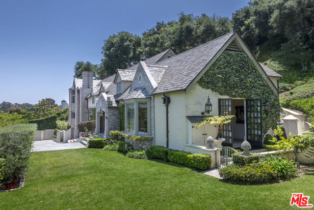 10950 Bellagio Road, Los Angeles CA: https://media.crmls.org/mediaz/c0bf98dc-4552-4f21-a069-260868008bd2.jpg
