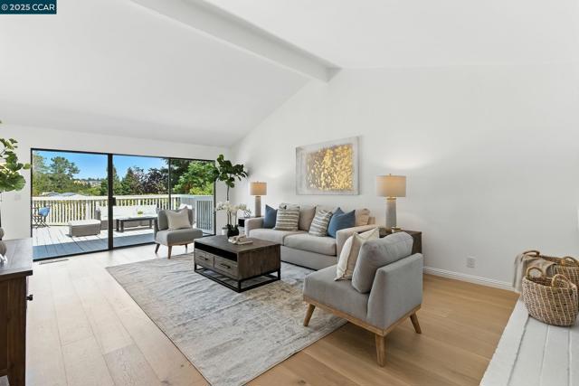 1725 Spyglass Ln, Moraga CA: https://media.crmls.org/mediaz/c0bfdf66-792f-43eb-a71a-30afed7b415f.jpg