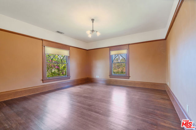 1049 Elden Avenue, Los Angeles CA: https://media.crmls.org/mediaz/c0bff618-7cfa-42b8-ba50-283e1737beca.jpg