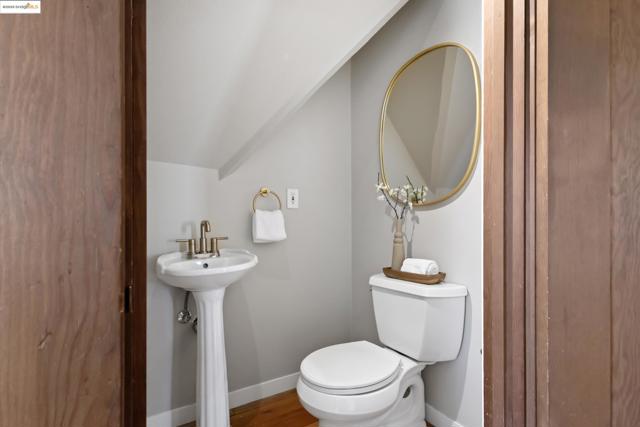 1048 Annerley Rd, Oakland CA: https://media.crmls.org/mediaz/c0c00a92-6478-43bb-8342-e01de9ae0259.jpg