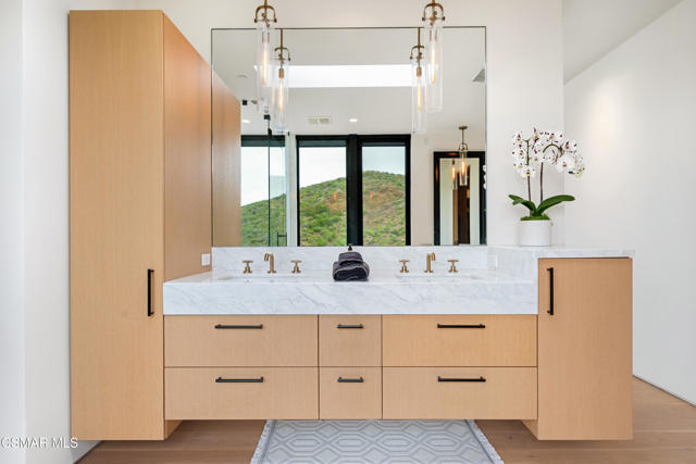 33433 Decker School Road, Malibu CA: https://media.crmls.org/mediaz/c0c01178-9539-42f7-b14f-eaf28c450aae.jpg
