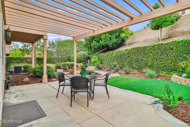 2746 Autumn Ridge Drive, Thousand Oaks CA: https://media.crmls.org/mediaz/c0c09823-4161-4fb1-b2f5-8f953d8d293c.jpg