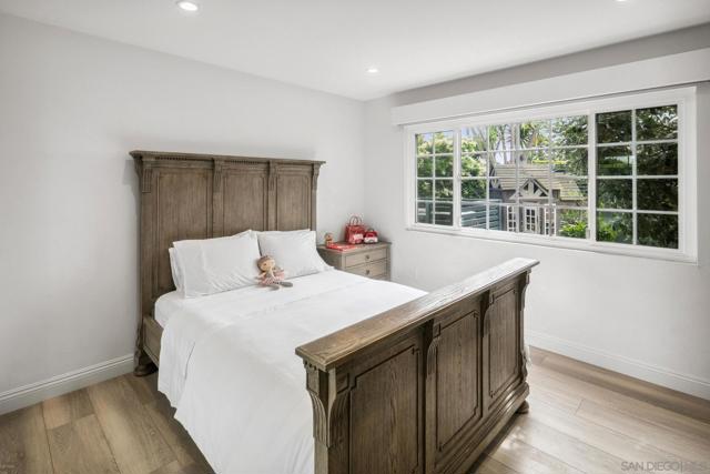8590 Cliffridge Ave, La Jolla CA: https://media.crmls.org/mediaz/c0c10480-820e-4f58-abc0-161bd07a7d45.jpg