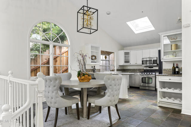 Detail Gallery Image 2 of 27 For 8032 Willow Glen Rd, Los Angeles,  CA 90046 - 3 Beds | 3 Baths