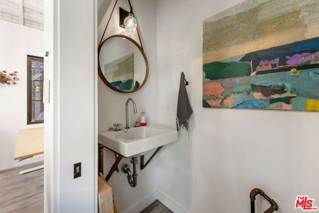 233 S Saltair Avenue, Los Angeles CA: https://media.crmls.org/mediaz/c0c2546b-7499-41d4-a710-a2f001ce8913.jpg