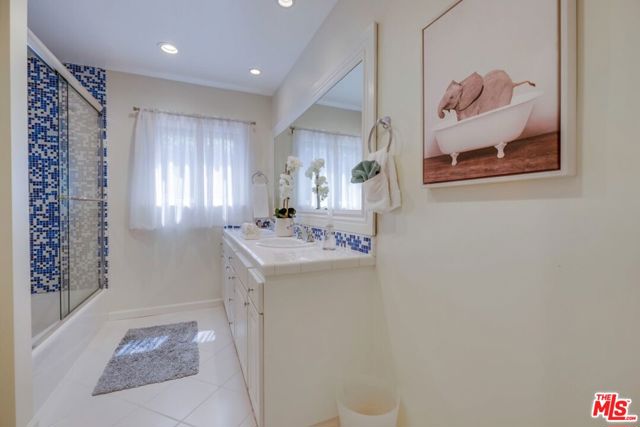 6537 Hedding Street, Los Angeles CA: https://media.crmls.org/mediaz/c0c2720a-f3dd-43c6-9924-4154a3473713.jpg