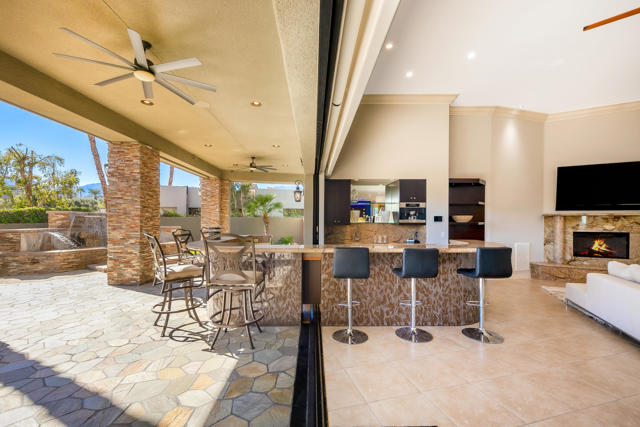 15 Sun Ridge Circle, Rancho Mirage CA: https://media.crmls.org/mediaz/c0c36adf-336f-4e82-9856-910b452ae931.jpg