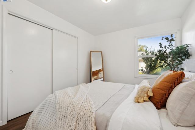 108 Cypress St, Alameda CA: https://media.crmls.org/mediaz/c0c39c1c-d3e0-40b5-818a-74ed9a23383e.jpg