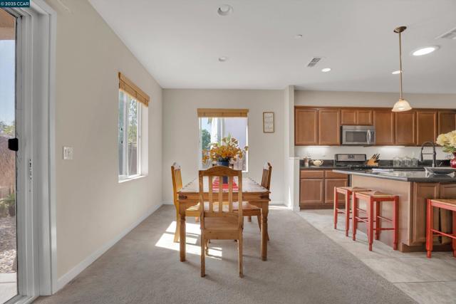 1030 Clear Lake Dr, Oakley CA: https://media.crmls.org/mediaz/c0c442dc-b2f1-4b53-b6d0-6843527d37e4.jpg