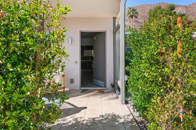 500 W Arenas Road, Palm Springs CA: https://media.crmls.org/mediaz/c0c4e577-7507-4773-8d80-665f8a381a02.jpg