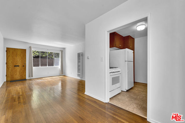 938 15th Street, Santa Monica CA: https://media.crmls.org/mediaz/c0c635f1-be60-4d0f-9710-7803e5b503f1.jpg