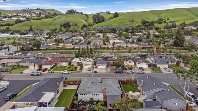 30847 Prestwick Ave, Hayward CA: https://media.crmls.org/mediaz/c0c63624-ca8f-432c-a422-37699db68cd9.jpg