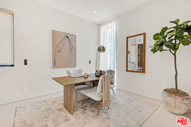 4046 Shadyglade Avenue, Studio City CA: https://media.crmls.org/mediaz/c0c6534b-07bf-4b6d-85ff-e681707e2436.jpg