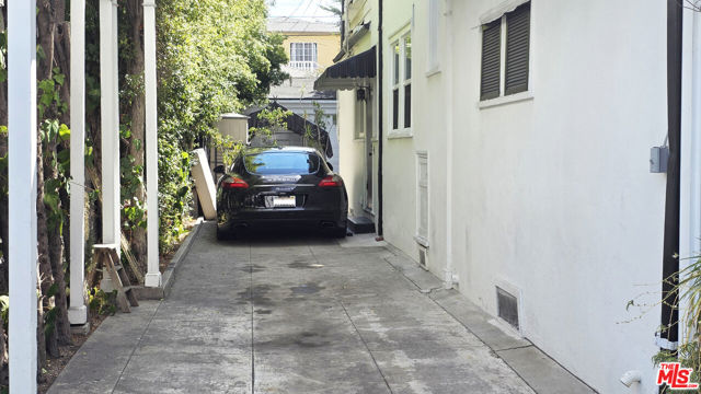 728 S Windsor Boulevard, Los Angeles CA: https://media.crmls.org/mediaz/c0c77071-c0d3-479d-83f5-8283585c0e28.jpg