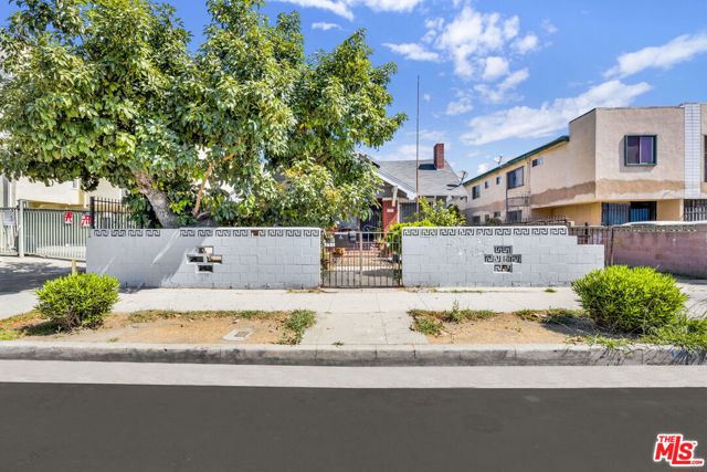 1215 W 39th Place, Los Angeles CA: https://media.crmls.org/mediaz/c0c8a952-f382-4cc6-a329-6f1ef396c98e.jpg