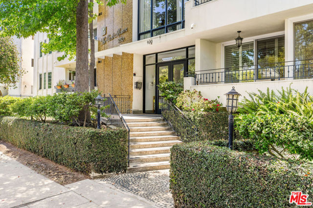 930 3rd Street, Santa Monica CA: https://media.crmls.org/mediaz/c0c8da80-8083-4f52-ba31-6af21c62e208.jpg