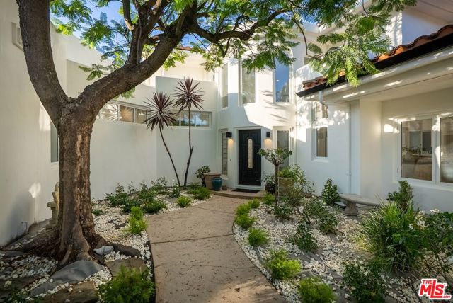 21965 Saddle Peak Road, Topanga CA: https://media.crmls.org/mediaz/c0c92654-d4dd-4187-8f44-0ea9f99cbfe1.jpg