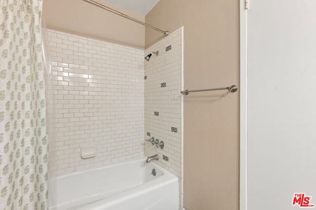 14990 Victory Boulevard, Van Nuys CA: https://media.crmls.org/mediaz/c0c9d15e-9aa0-4d6d-8a8e-245a49ba00bc.jpg