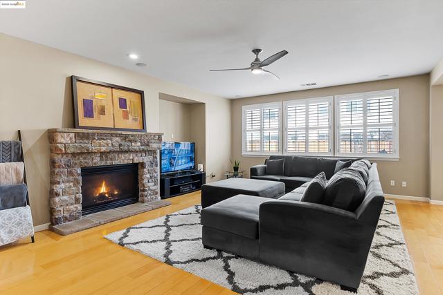5282 Fern Ridge Cir, Discovery Bay CA: https://media.crmls.org/mediaz/c0cadfcd-7893-45c5-b3e3-817a7ea0eb85.jpg