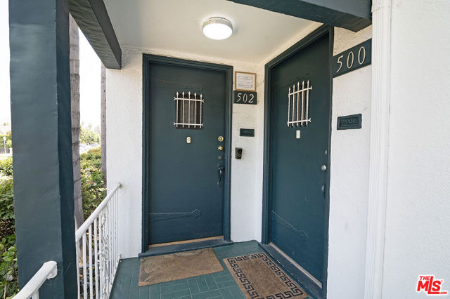 500 N Alta Vista Boulevard, Los Angeles CA: https://media.crmls.org/mediaz/c0caea22-e214-4e19-8f70-c8ca4b0c6e79.jpg
