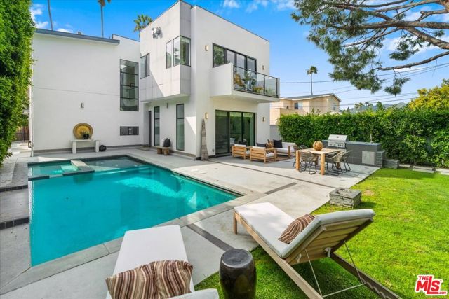 616 N FULLER Avenue, Los Angeles CA: https://media.crmls.org/mediaz/c0cc86f0-4c4c-45cf-8187-10bb8c4d8270.jpg