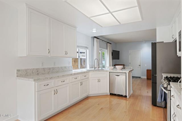 11998 Bubbling Brook Street, Moorpark CA: https://media.crmls.org/mediaz/c0cc8f8b-9554-4876-ac12-181049e10f8a.jpg