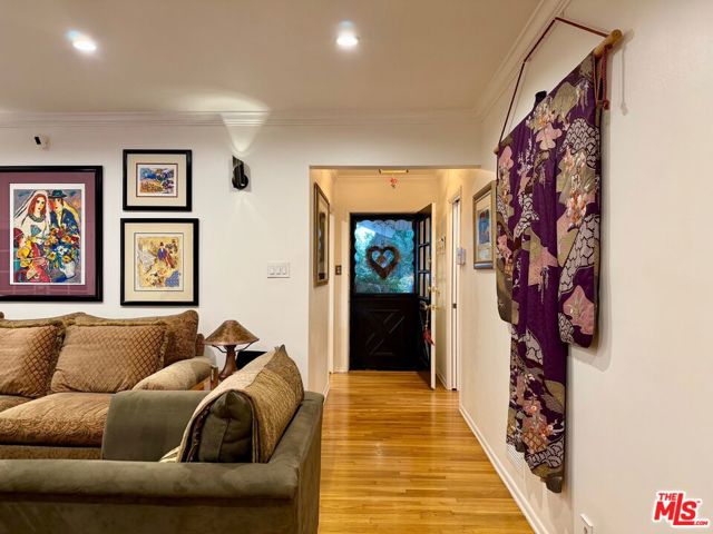 13957 Chandler Boulevard, Sherman Oaks CA: https://media.crmls.org/mediaz/c0ccb9f3-86a0-49b3-8753-e7f25d3e66b2.jpg