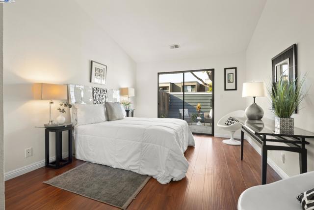 3525 Mcsherry Way, Alameda CA: https://media.crmls.org/mediaz/c0cd74df-e766-44ad-a348-7431038fb701.jpg