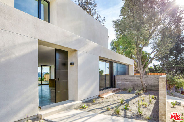 1448 STRADELLA Road, Los Angeles CA: https://media.crmls.org/mediaz/c0cda170-3078-4ecd-8308-45fcc9e26027.jpg