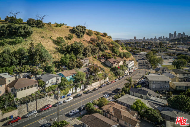 3526 Griffin Avenue, Los Angeles CA: https://media.crmls.org/mediaz/c0cdce2c-28de-41ef-948a-a8b58c58ef41.jpg