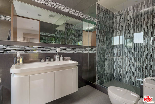 633 N Laurel Avenue, Los Angeles CA: https://media.crmls.org/mediaz/c0cea5db-4ce1-49e4-a96f-5a7123546215.jpg