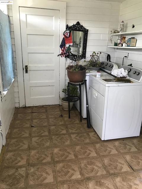 5607 Edgerly St, Oakland CA: https://media.crmls.org/mediaz/c0ceadf2-95fb-42bb-addc-cbc9eb1bec7c.jpg