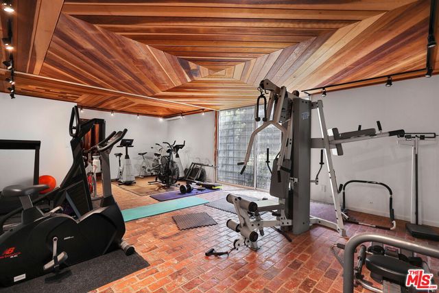 723 Palisades Beach Road, Santa Monica CA: https://media.crmls.org/mediaz/c0d08fc7-e9c1-4cd1-a71b-964cdee4a5e6.jpg