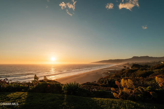 6813 Seawatch Lane, Malibu CA: https://media.crmls.org/mediaz/c0d0eb51-bd6e-40d4-8c6e-685fa748a60b.jpg
