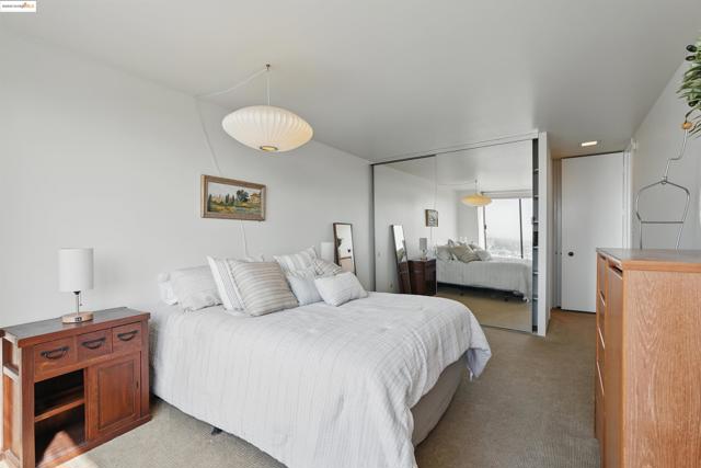 565 Bellevue Ave, Oakland CA: https://media.crmls.org/mediaz/c0d12a5c-c45c-4f00-af95-87696c124cf7.jpg