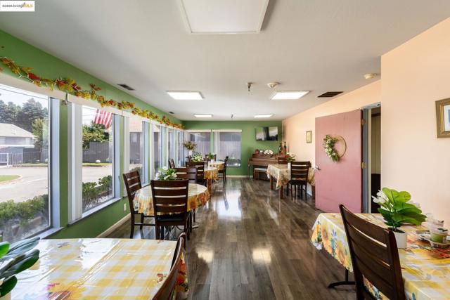 18905 Standish Ave, Hayward CA: https://media.crmls.org/mediaz/c0d1ac69-8ca7-4229-979f-65577598e1e7.jpg